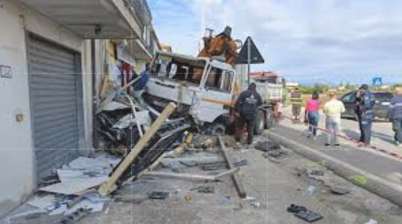 Capaccio, incidente tra carro Gru e auto