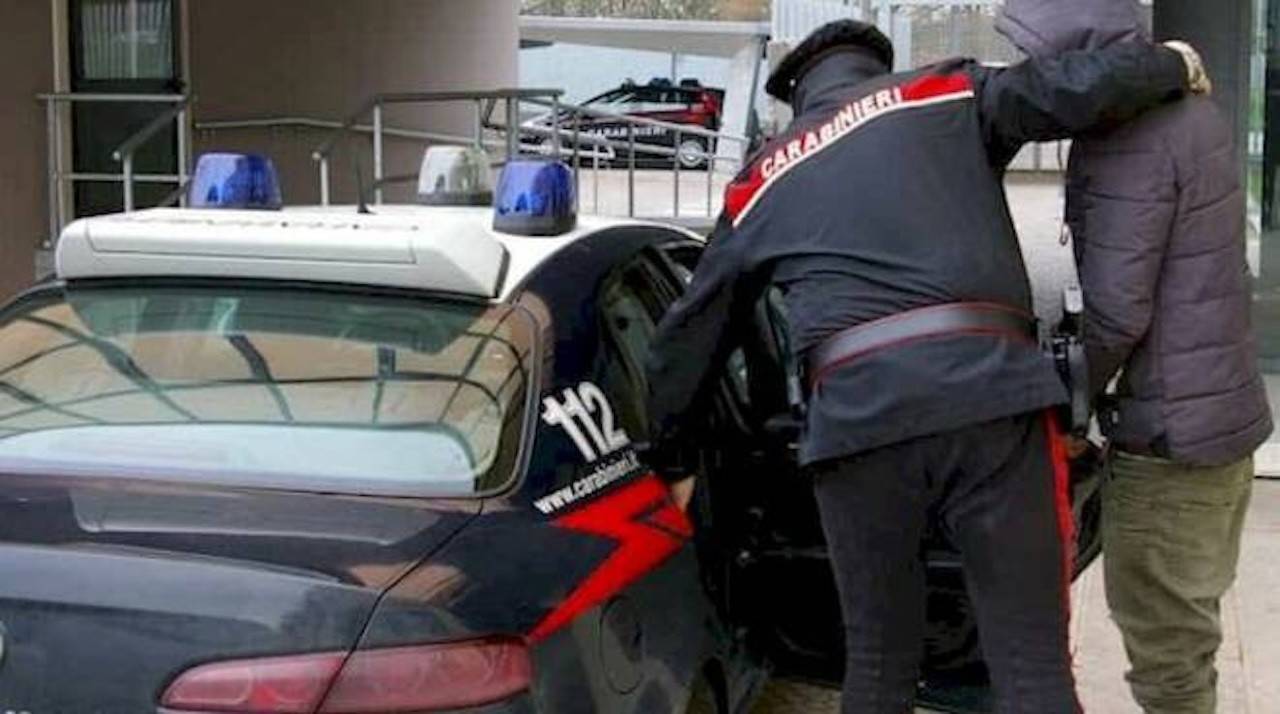 Ennesima aggressione a Qualiano: ex evade dai domiciliari, accoltella la compagna e finisce in manette. Abroad, altra falla nella sicurezza locale? (87 caratteri)