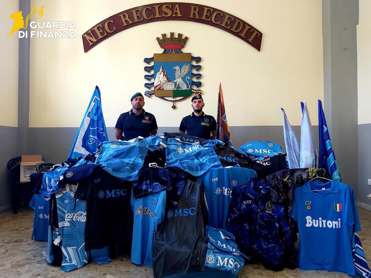 Napoli, maxi sequestro di falsi articoli del Napoli Calcio nei Quartieri Spagnoli: 18 denunciati