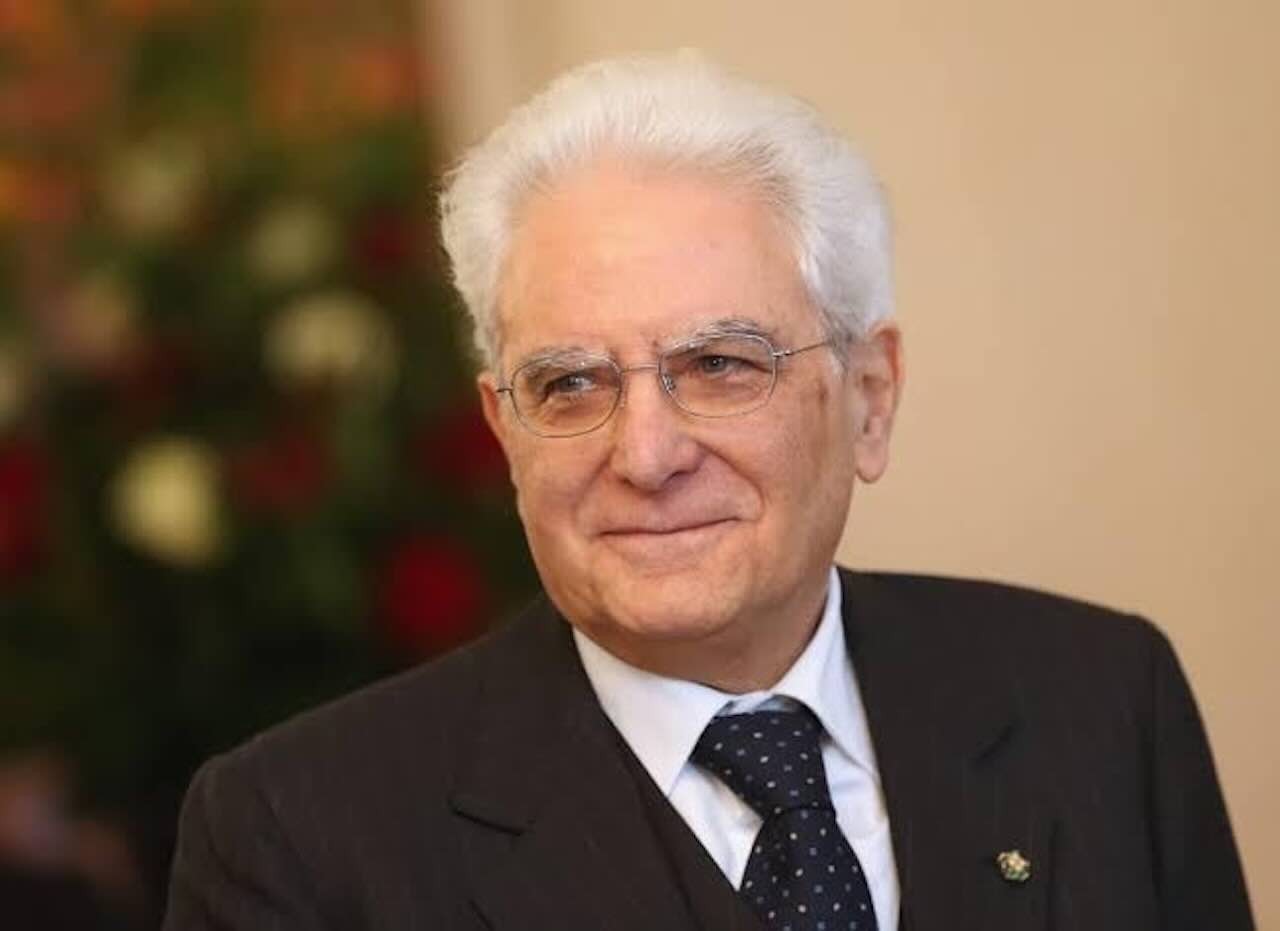 A Salerno, un falso profilo diffonde insulti a Mattarella e al Papa, portando alla denuncia dell’autore