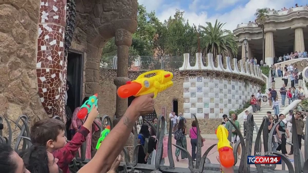 Turisti a Barcellona colpiti con pistole d’acqua