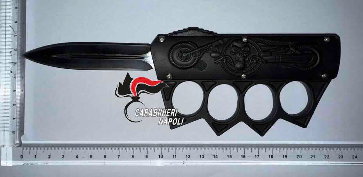 Torre del Greco: trovato con tirapugni e coltello, denunciato Torre del Greco: trovato con tirapugni e coltello, denunciato