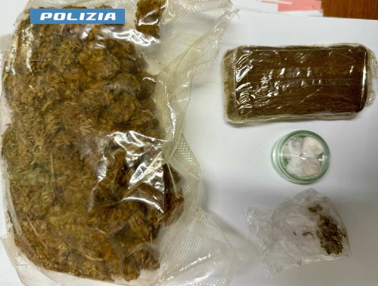 Polizia arresta pusher 40enne a Nola Polizia arresta pusher 40enne a Nola