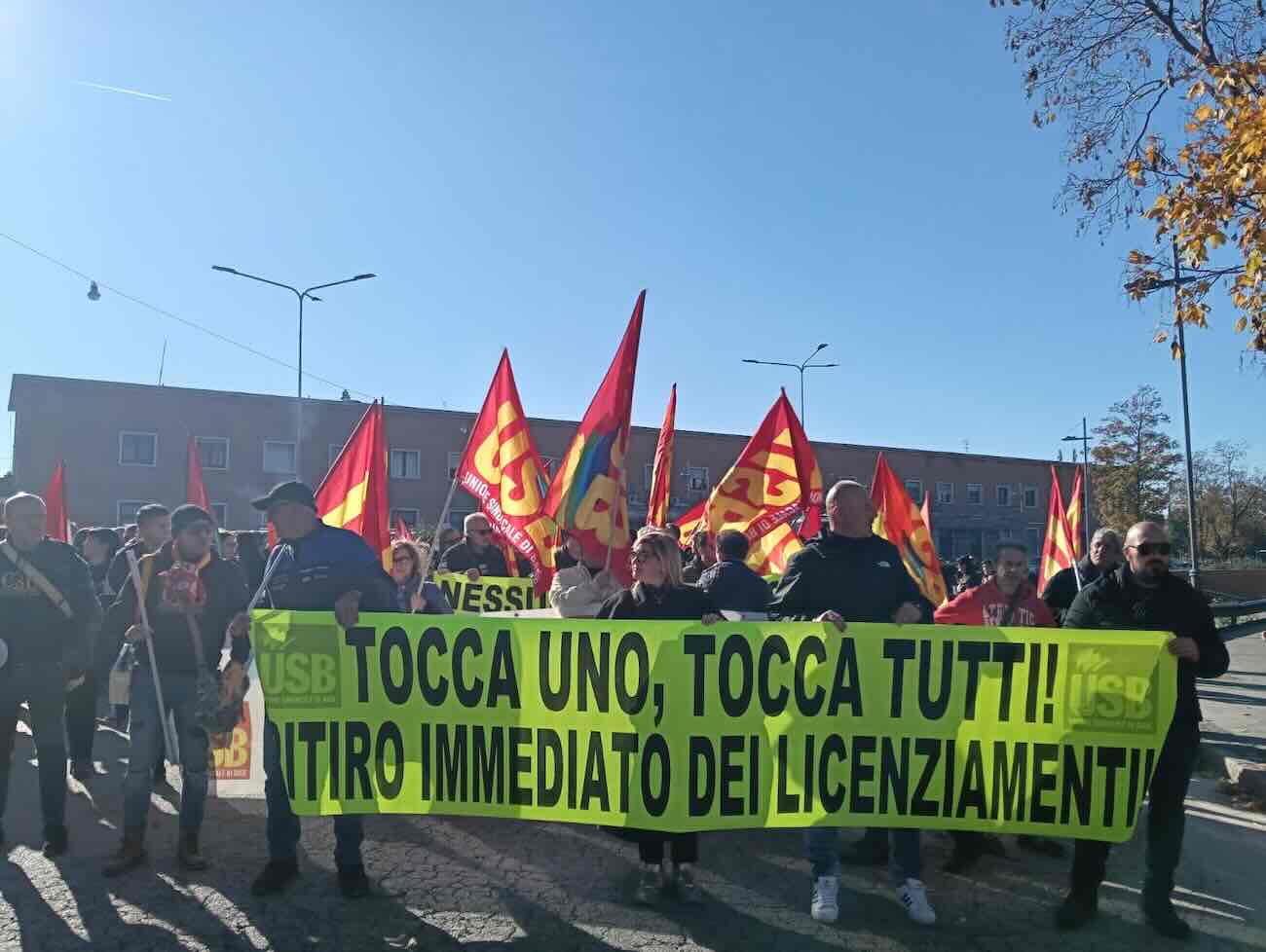 A Caserta, protesta con catene davanti a Confindustria contro i licenziamenti politici all’ex Jabil