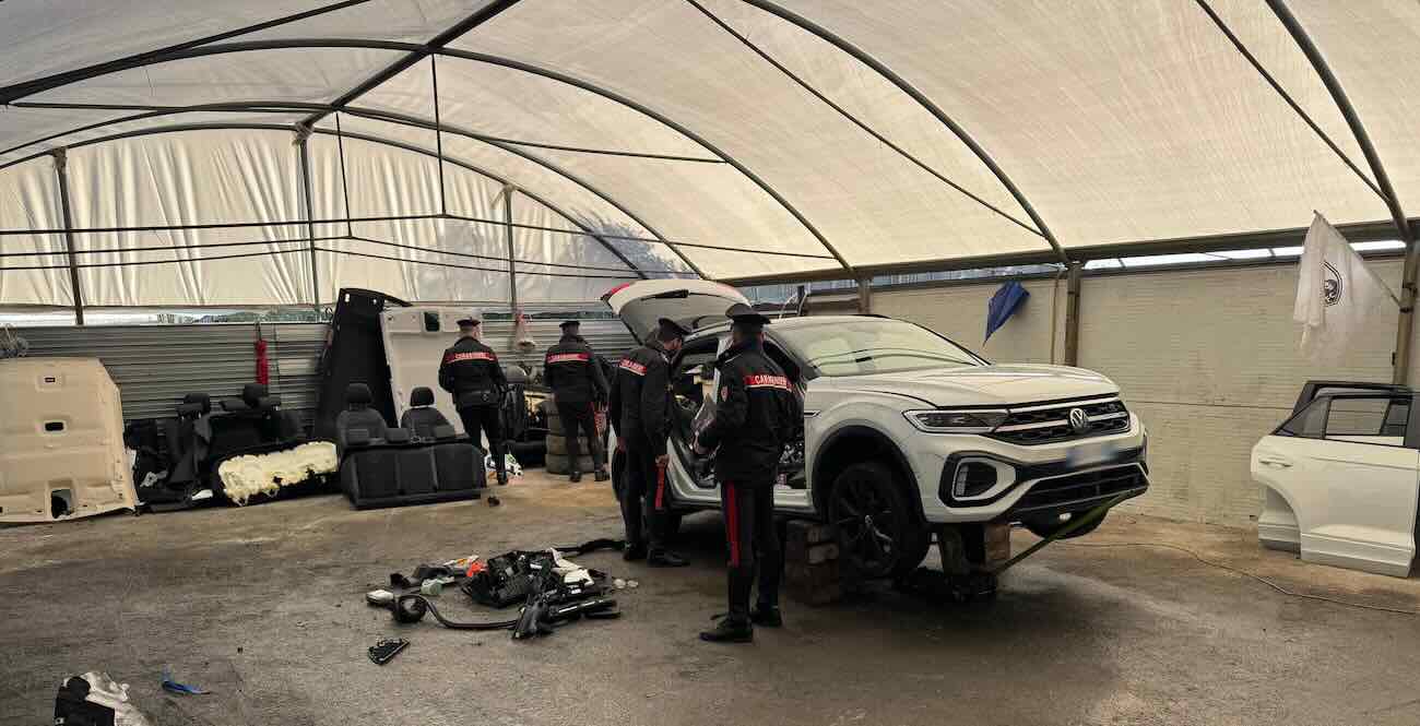 A Boscoreale, un giovane meccanico improvvisato trasforma un capannone in un curioso laboratorio di guai: arrestato con auto smontata, sostanze illecite e un dispositivo elusivo al seguito.