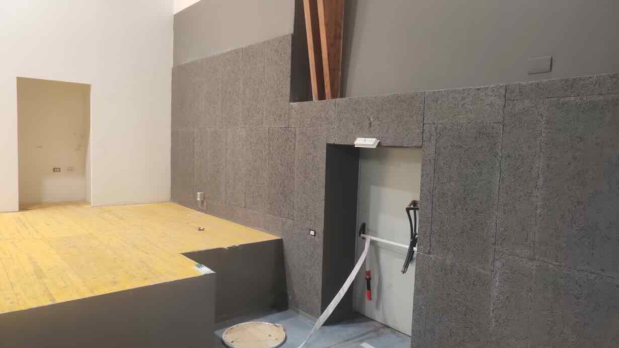 Giugliano in fermento: vandalizzata sala teatro, il sindaco promette giustizia!