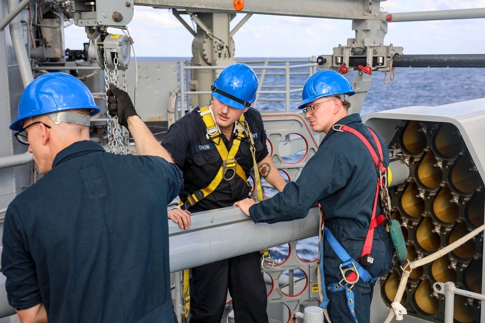 Estados Unidos revela imágenes de las operaciones militares del USS Iwo Jima rumbo al Caribe