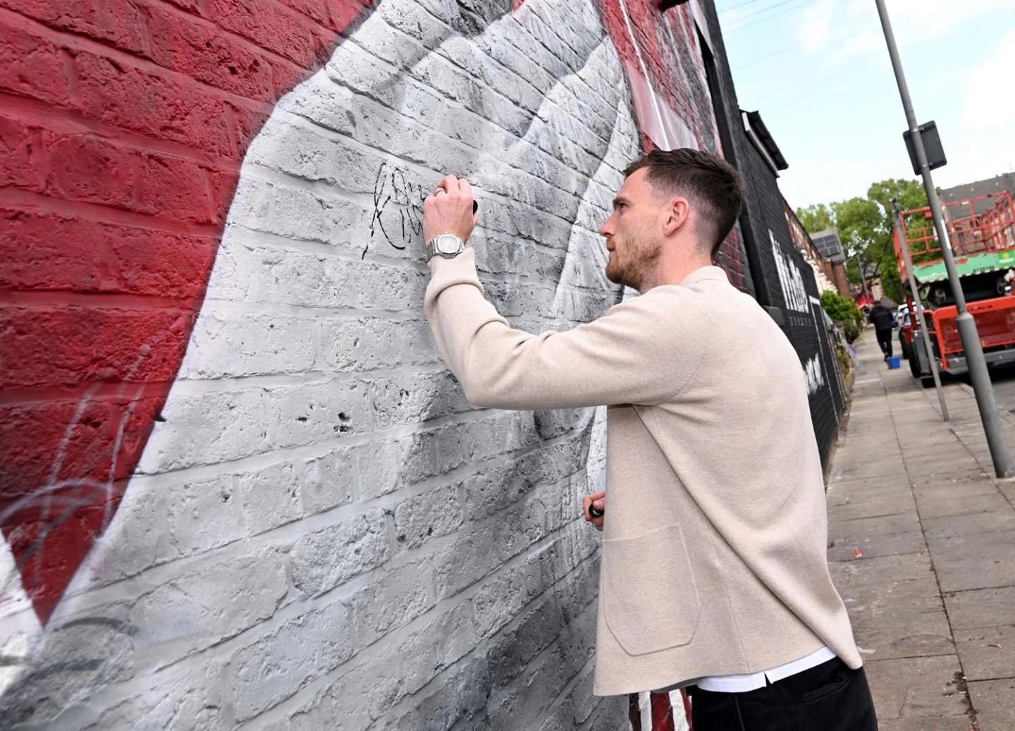 Andy Robertson's Emotional Visit to His Anfield Mural: A Tribute to a Liverpool Legend (2026)