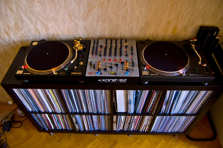 Djing the old school VS the new school. Button pushers? Davide Succi