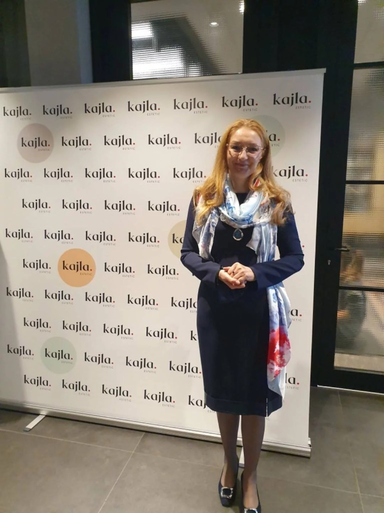 Eleganckie wizytowe sukienki De Marco. Granatowa sukienka na targi branżowe