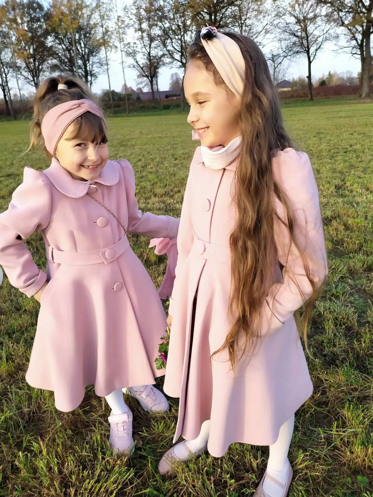 Różowe płaszczyki dla dziewczynek w stylu retro szycie na miarę w De Marco stylizacje na komunię i wesele dla