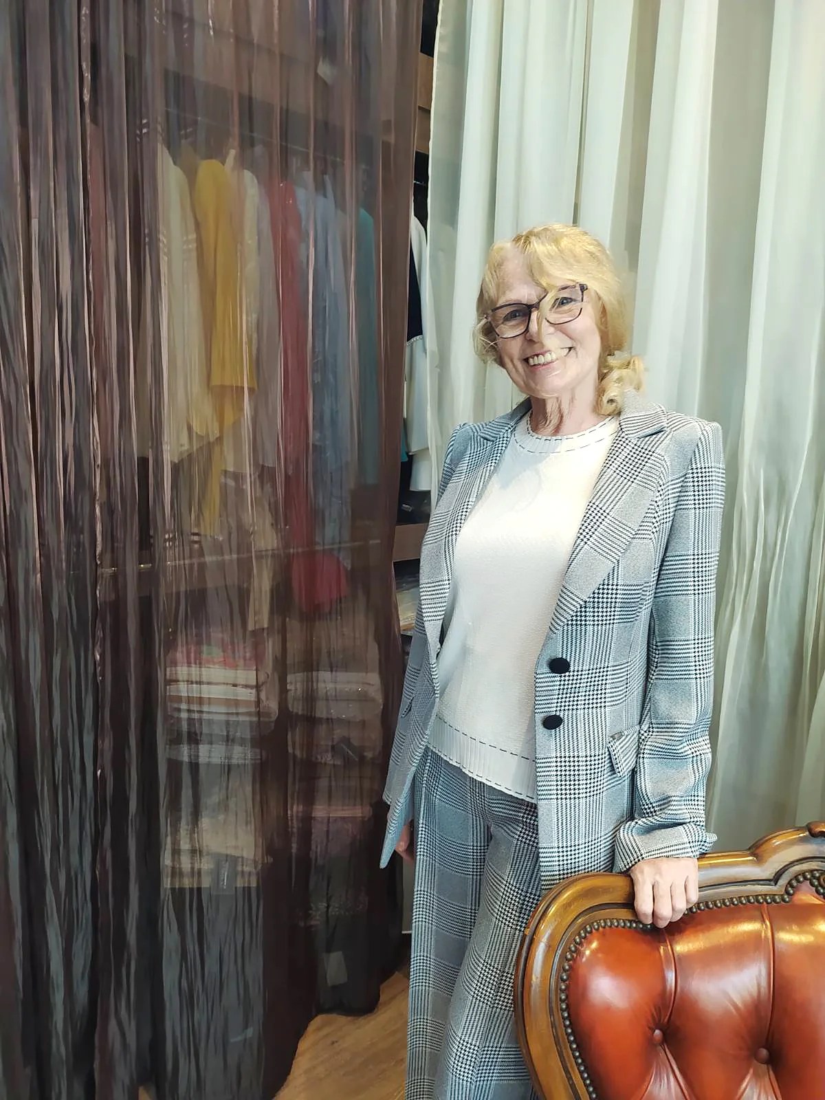 Szare stylizacje w stylu old money. Elegancki garnitur damski w kratę. Elegancki wyszczuplający i taliowany krój. Luksusowa odzież damska sklep internetowy De Marco