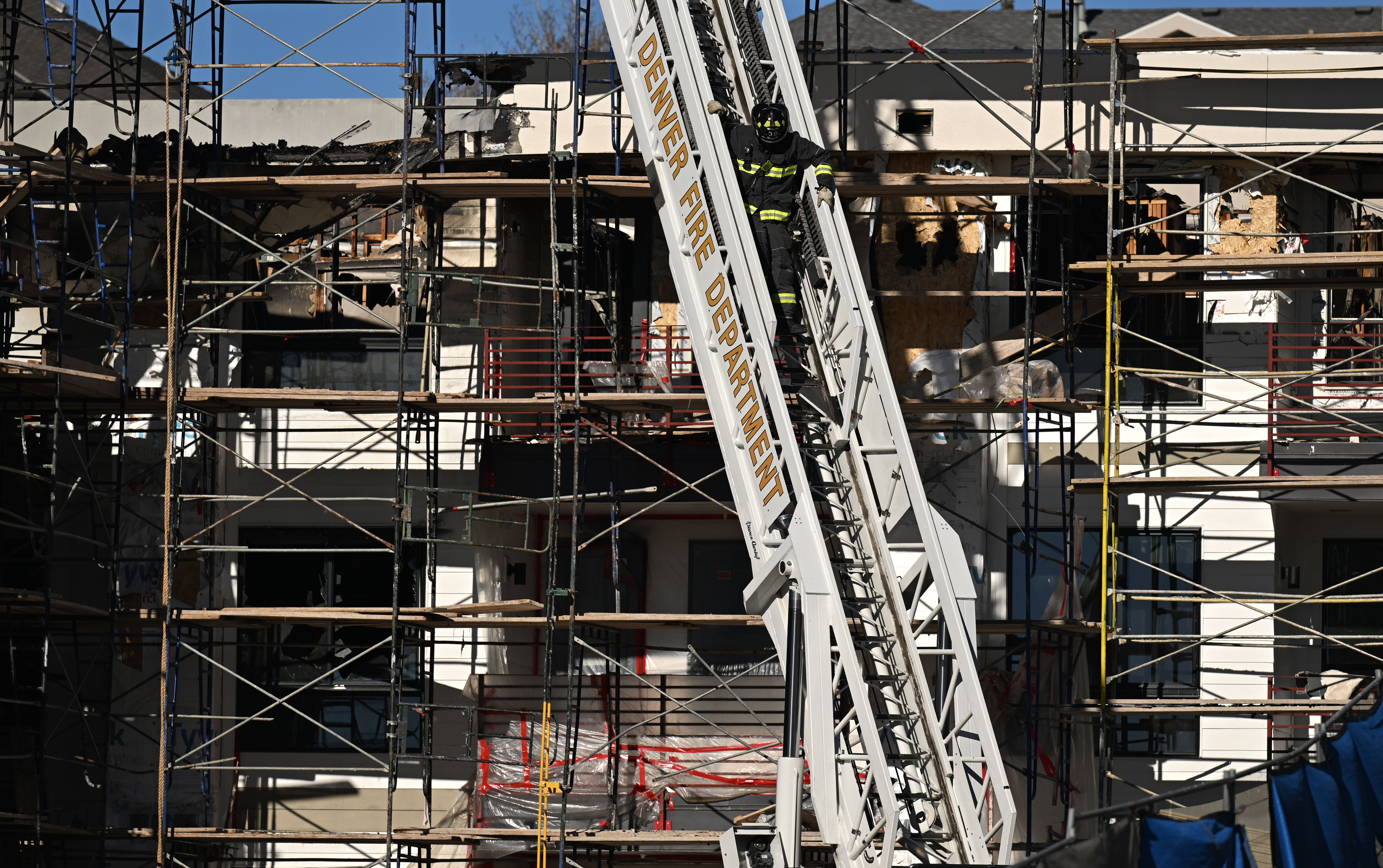 Денверский пожарный спускается по лестнице во время расследования пожара на Литсдейл-драйв между Саут-Форест-стрит и Саут-Гудзон-стрит в Денвере, 6 января 2026 года. (Фото Р. Дж. Сангости/The Denver Post)