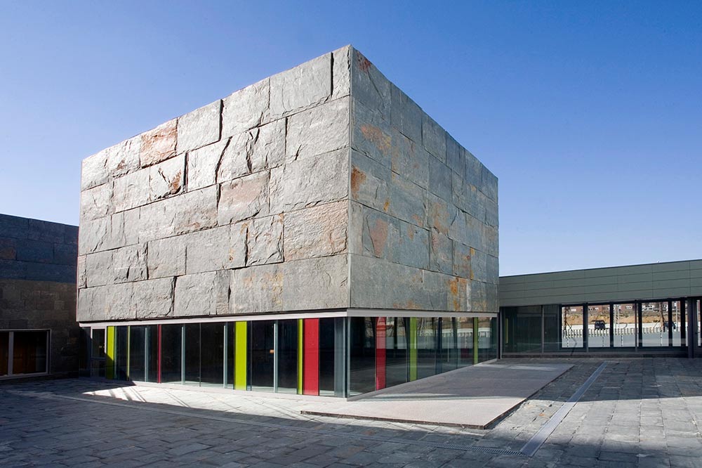 Fachada pizarra Verde Pol en Hospital de San Sebastián de los Reyes.