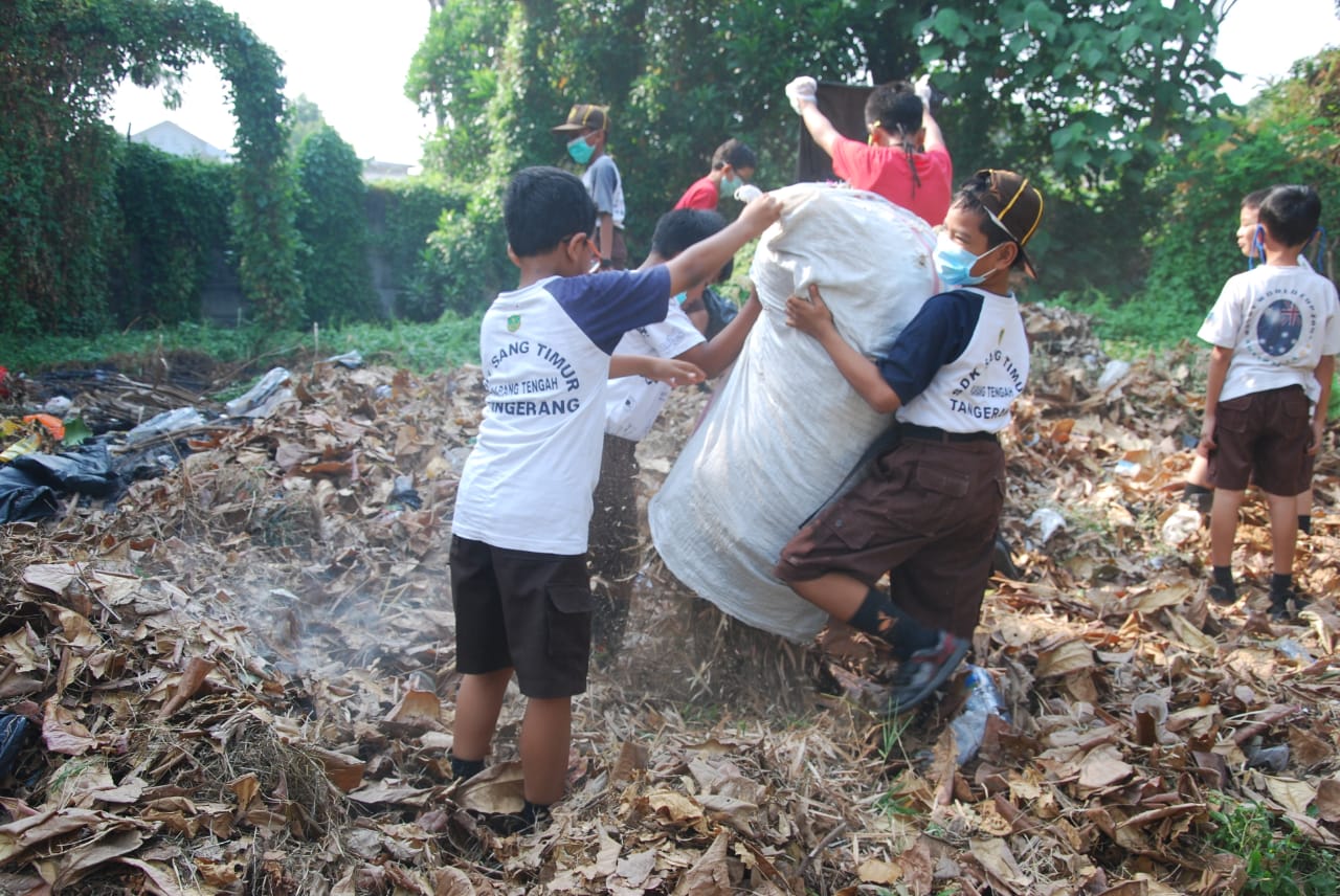 Sekolah merupakan lingkungan sekunder anak, pada umumnya anak smp/sma. Pramuka Dan Gerakan Menjaga Lingkungan Hidup Depoedu Com