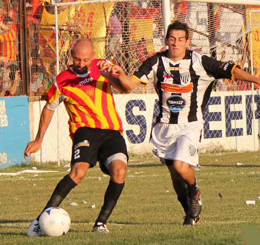 Salvador Capitano pasó la escoba en Sarmiento