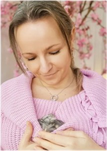 Marika Stoevelaar met jonge dwerghamsters