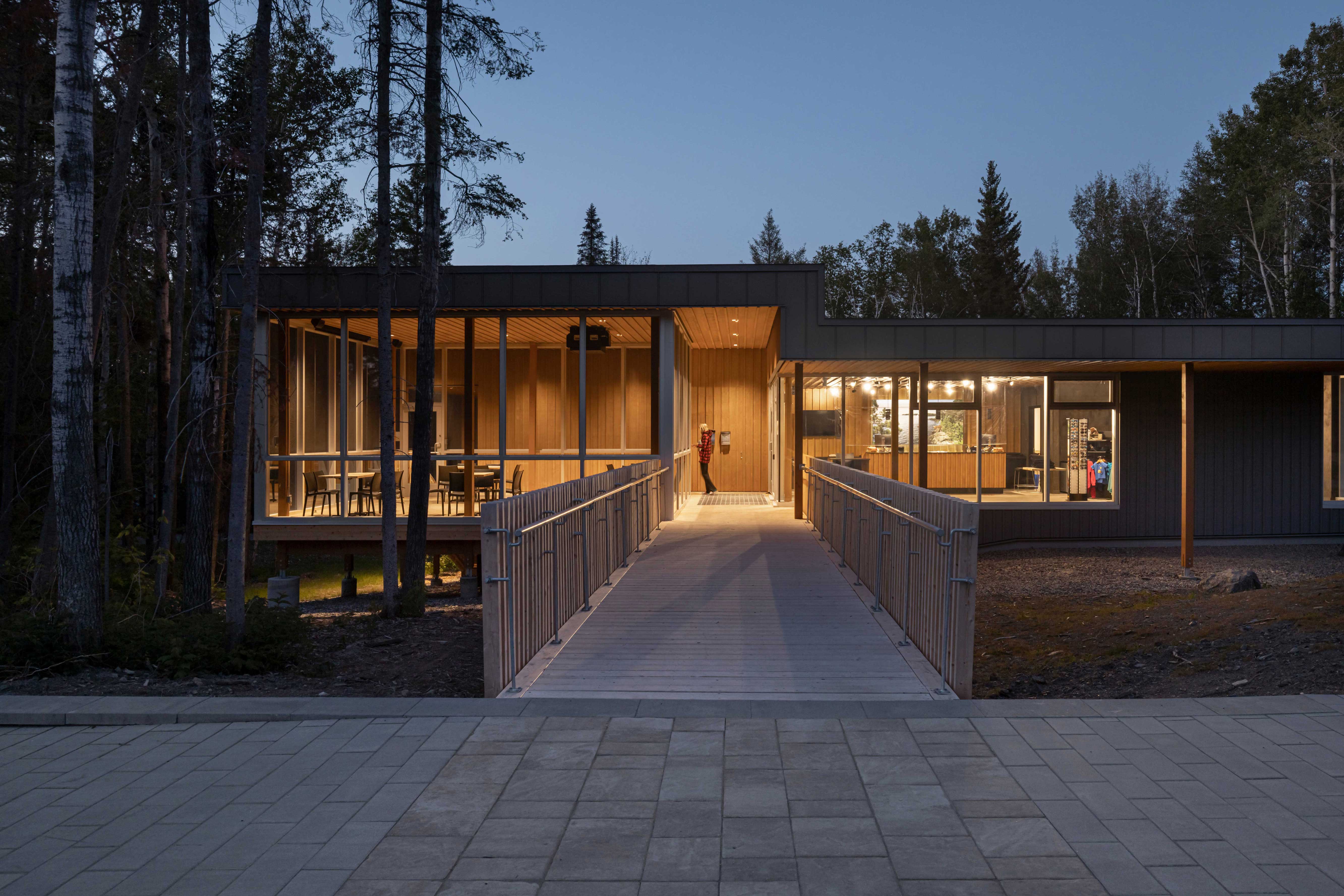 Camp de Touage Service Center-Blouin Tardif Architectes,Éric Painchaud Architecte | Image © Stephane Groleau photography via v2com