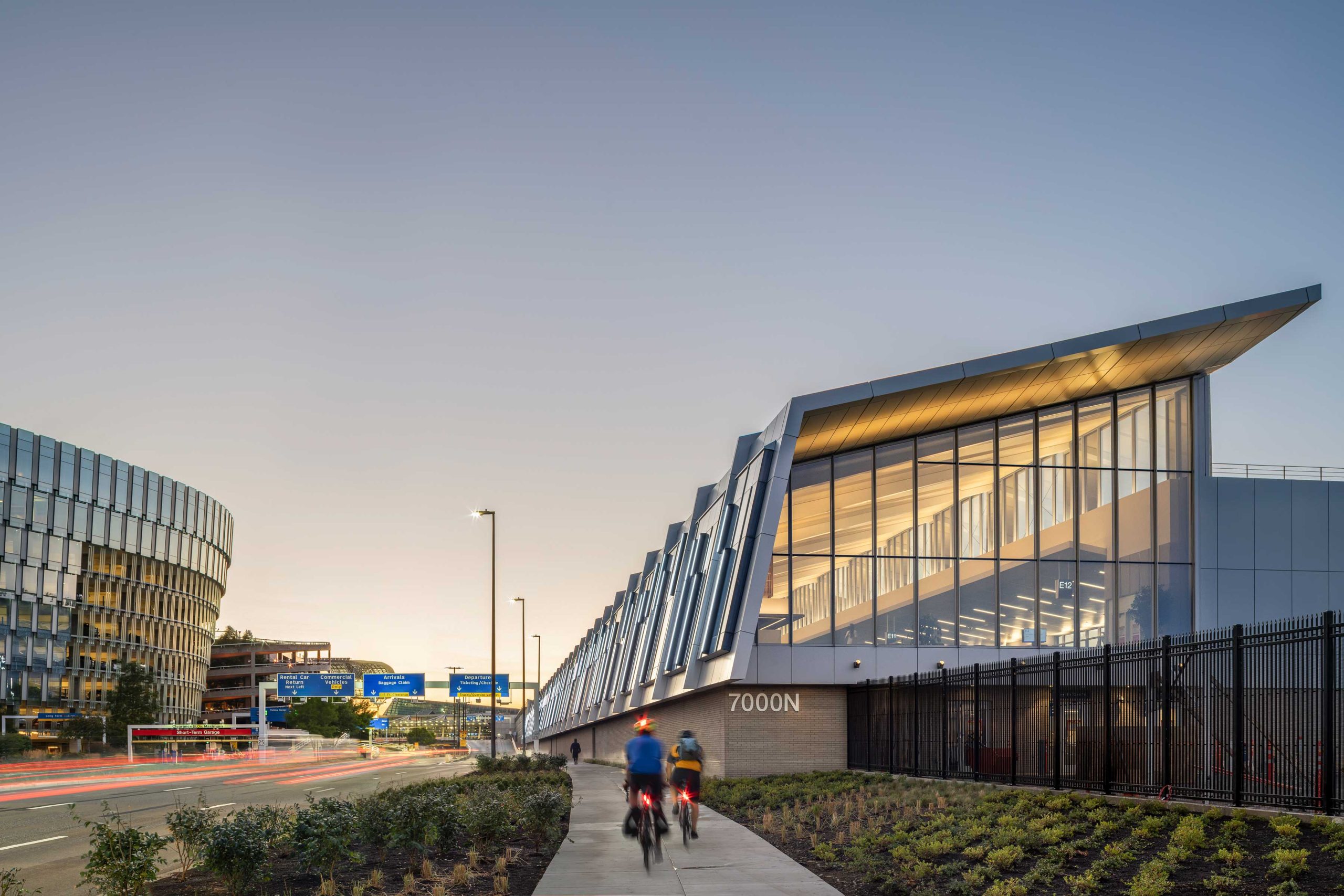 PDX Terminal Balancing & Concourse E Extension - Hennebery Eddy Architects, Fentress Architects | Image credit: Andrew Pogue