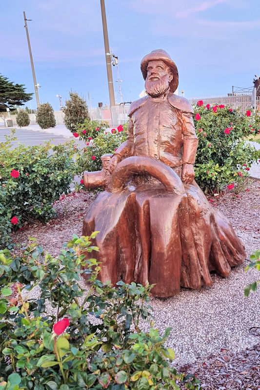 Sea captain, commemorating the loss of ships and lives at Lakes Entrance