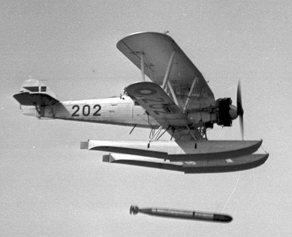 Hawker Dantorp dropping a practice torpedo