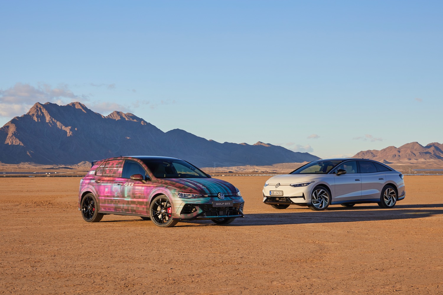 Un Volkswagen Golf GTI en el CES 2024 y un Volkswagen ID.7 en el desierto cerca de Las Vegas.