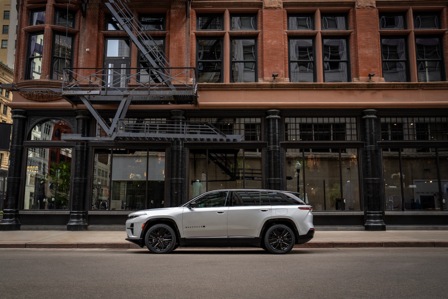Vista de perfil del Jeep Wagoneer S 2024.
