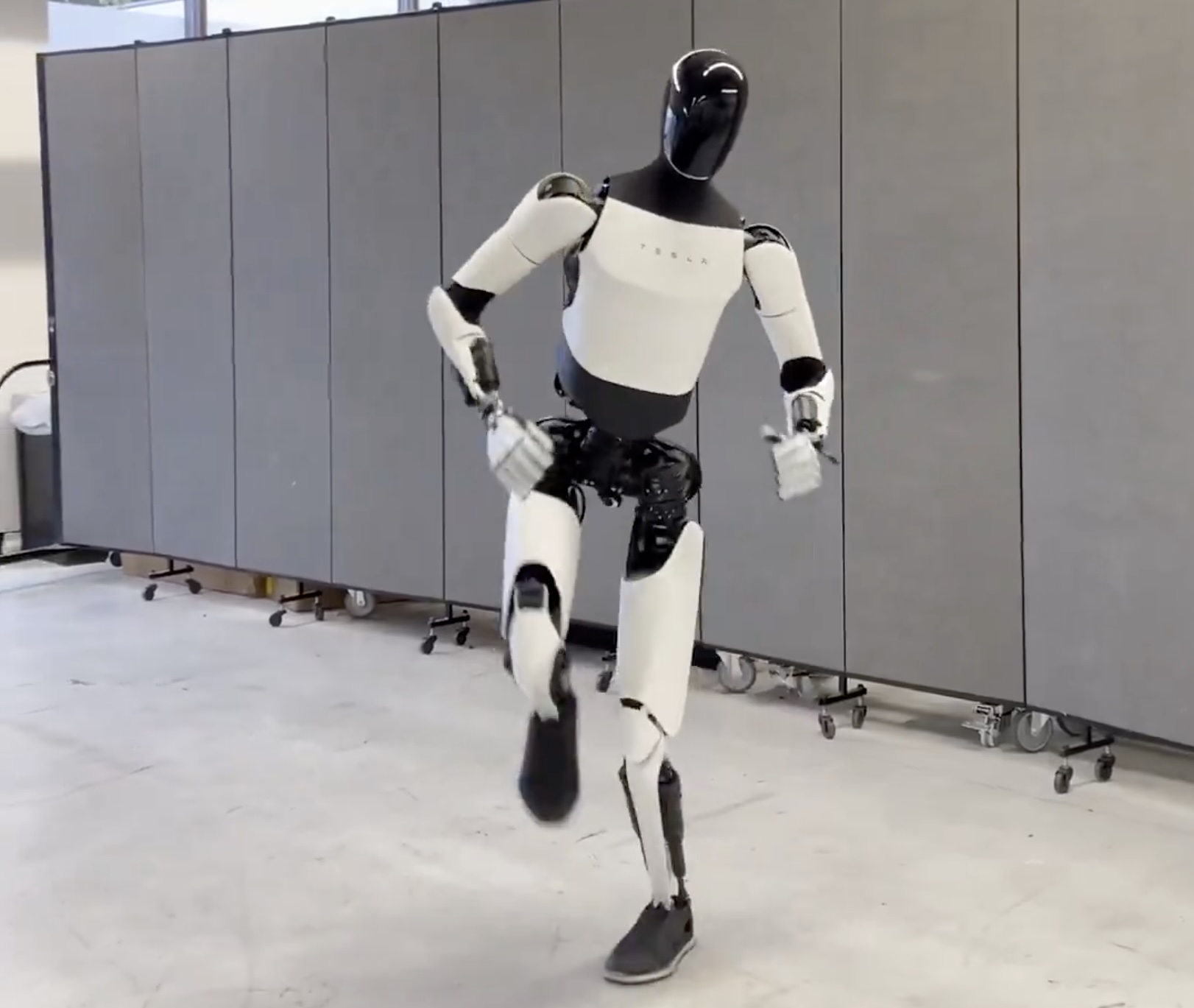 Watch Tesla’s humanoid robot pulling some snappy dance moves