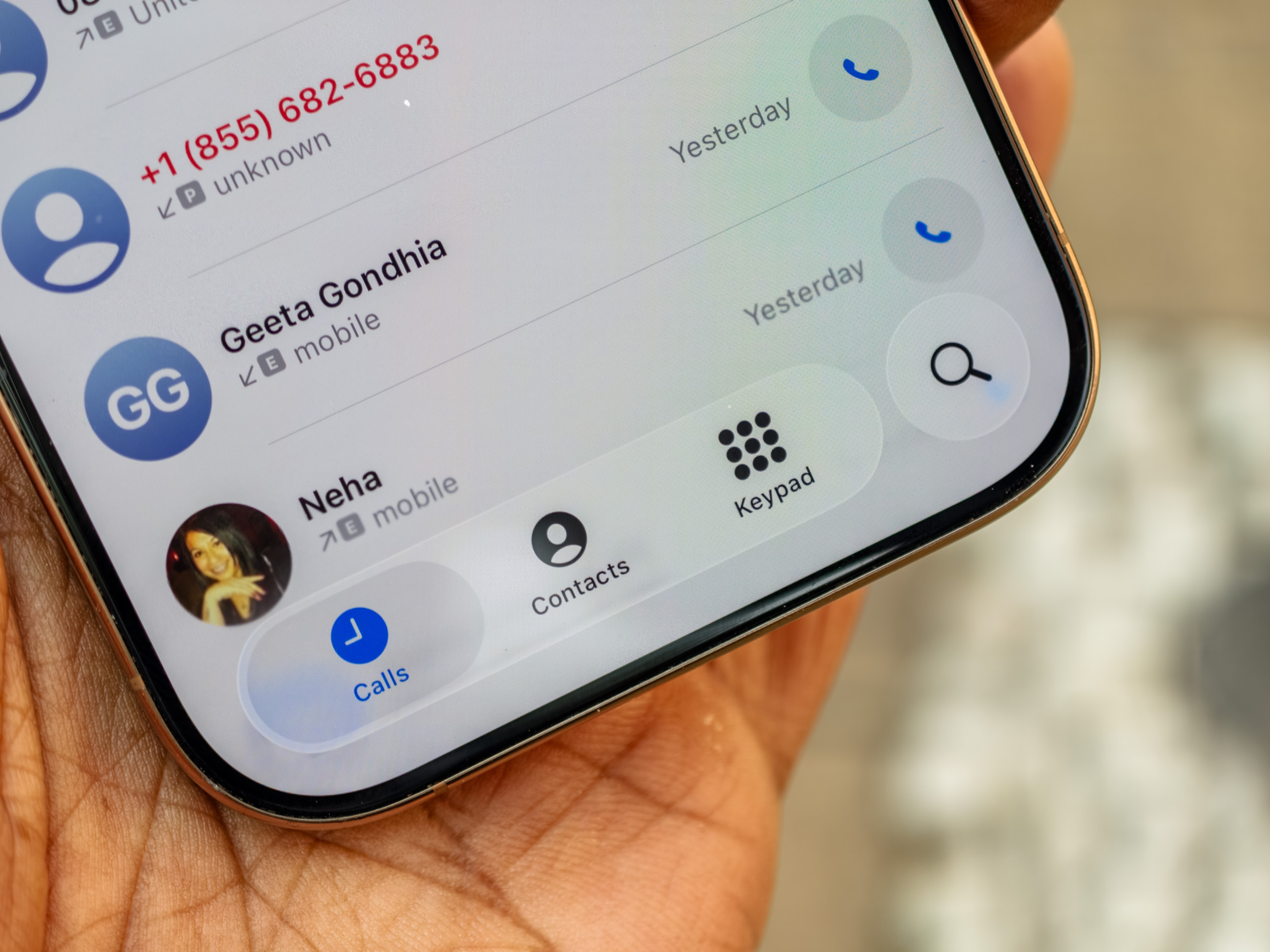 El nuevo marcador unificado Tabs en la beta 1 para desarrolladores de iOS 26 que se ejecuta en el iPhone 16 Pro
