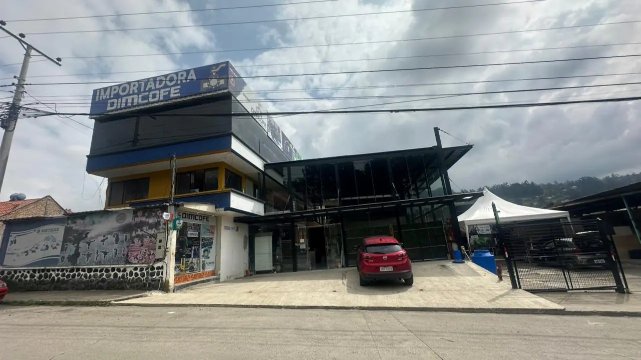 Fachada de la matriz de DIMCOFE, importadora y ferretería en Biblián, Cañar