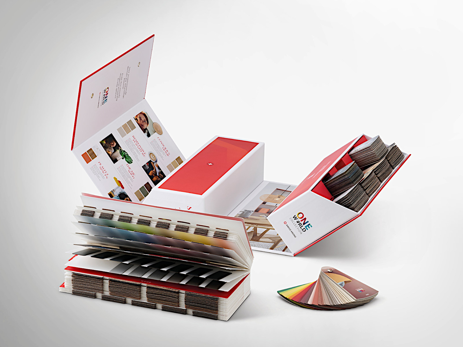 Geöffnete Fächerbox mit verschiedenen Material- und Farbmusterkarten sowie Druckbeispielen auf weißem Hintergrund.