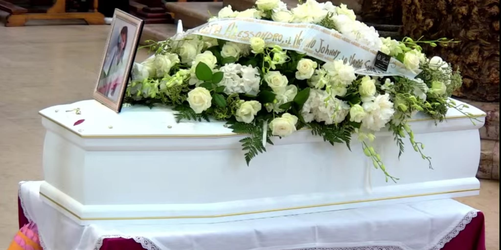 La bara bianca, le lacrime al funerale, Elena piccola martire innocente (VIDEO)