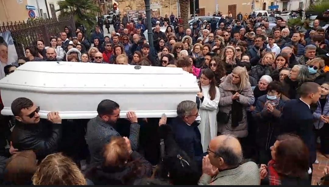 Straziante il funerale di Cristian, morto dopo malore a scuola: “Vola piccolo angelo”