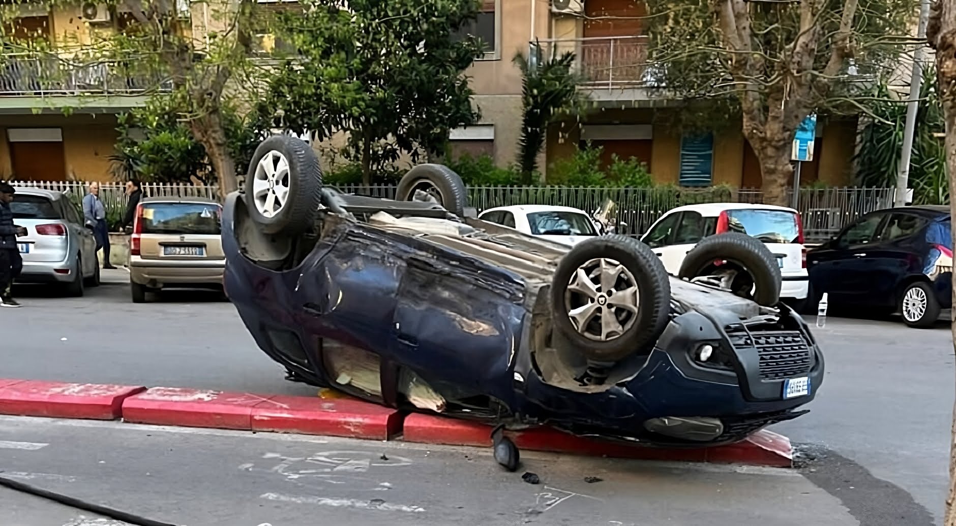 Schianto in centro a Palermo, auto si ribalta e prende fuoco: 2 feriti