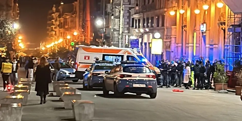 Giungla Palermo, nuova furibonda rissa: volano bidoni in via Amari