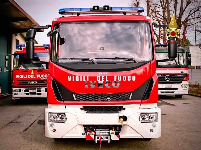 Corleone, corsa contro le fiamme per salvare il grano: agricoltore si lancia dal trattore