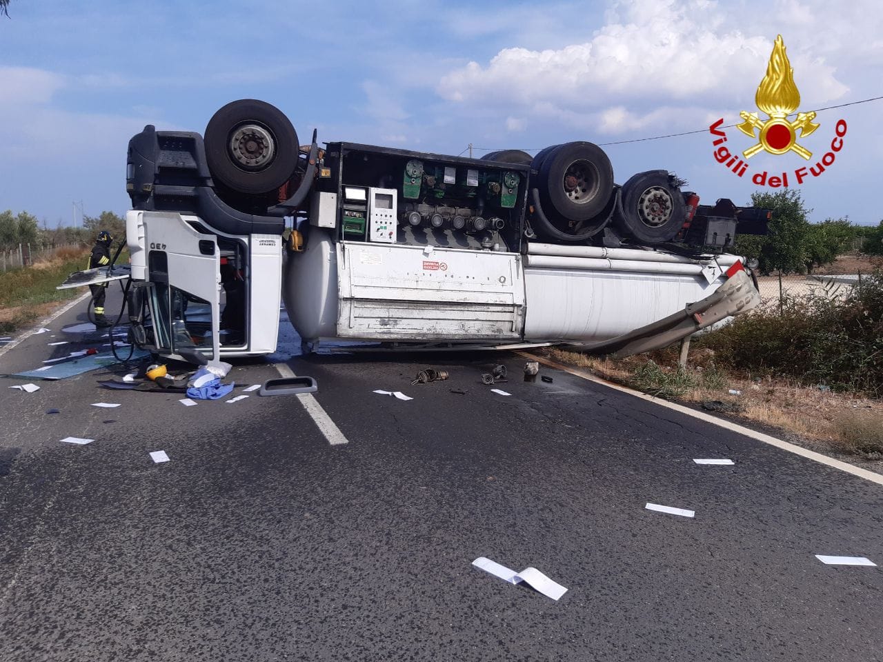 Incidente sulla SS192: momenti di panico per un’autocisterna ribaltata
