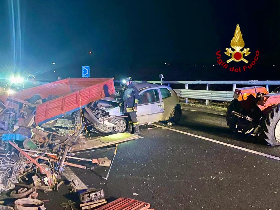 Drammatico schianto sulla SS 683: trattore si scontra con auto, un ferito grave