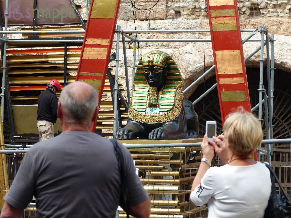 Le scenografie di Aida fuori l'Arena di Verona: sfingi e mummie per la gioia dei turisti e dei fotografi