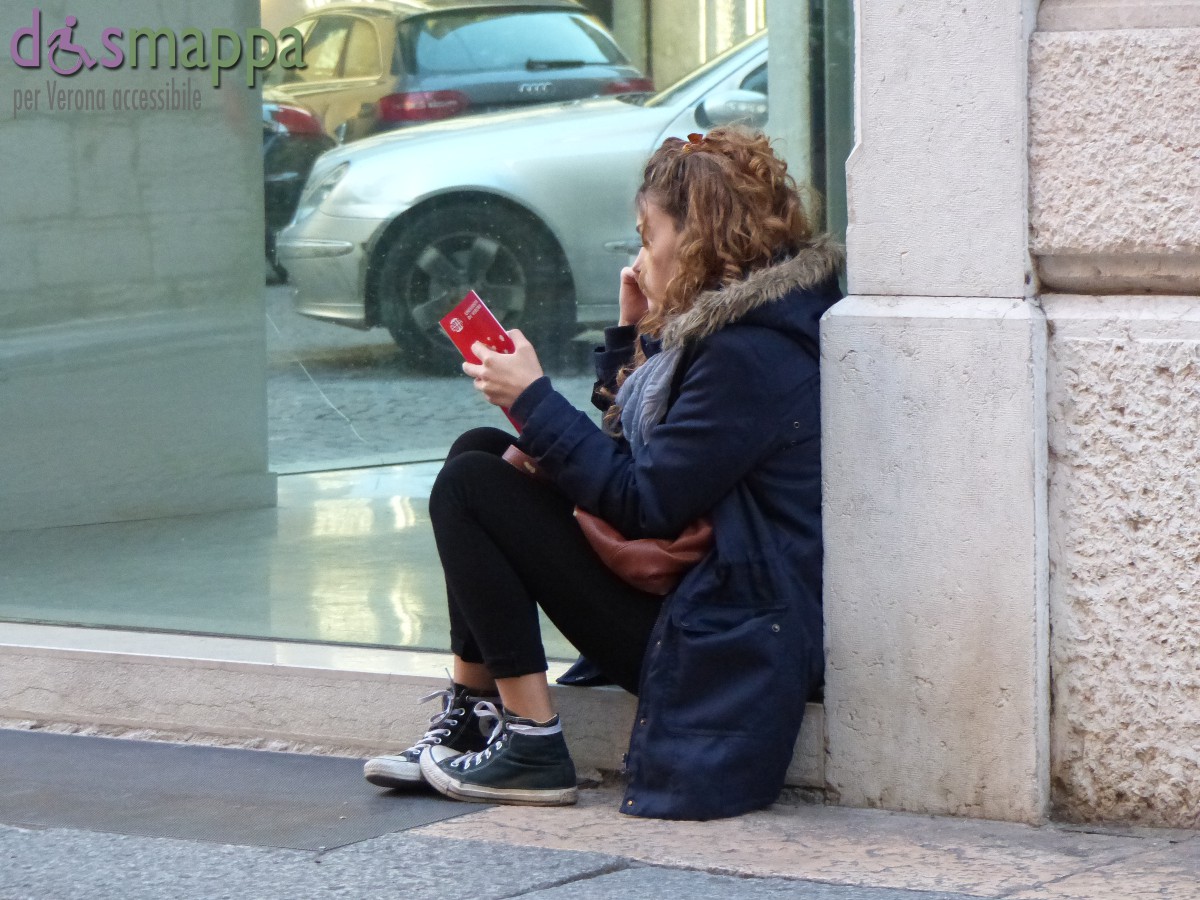 20151020 Ragazza libro Verona dismappa