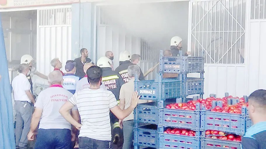 Diyarbakir Sebze Ve Meyve Hali Ndeki Patlama Patlamanin Isyeri Sahibinin Aydinlatma Isigina Basmasindan Sonra Yasandigi Ortaya Cikti Diyarbakir Haberleri