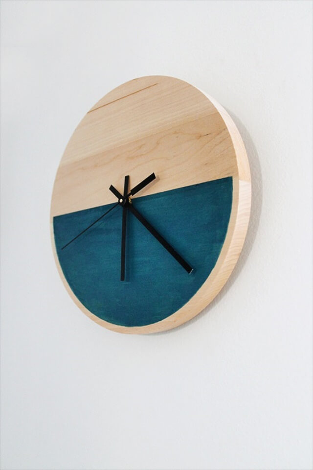 A minimalist twist on the traditional wall clock. 18 Of Our Favorite DIY Clocks | DIY to Make
