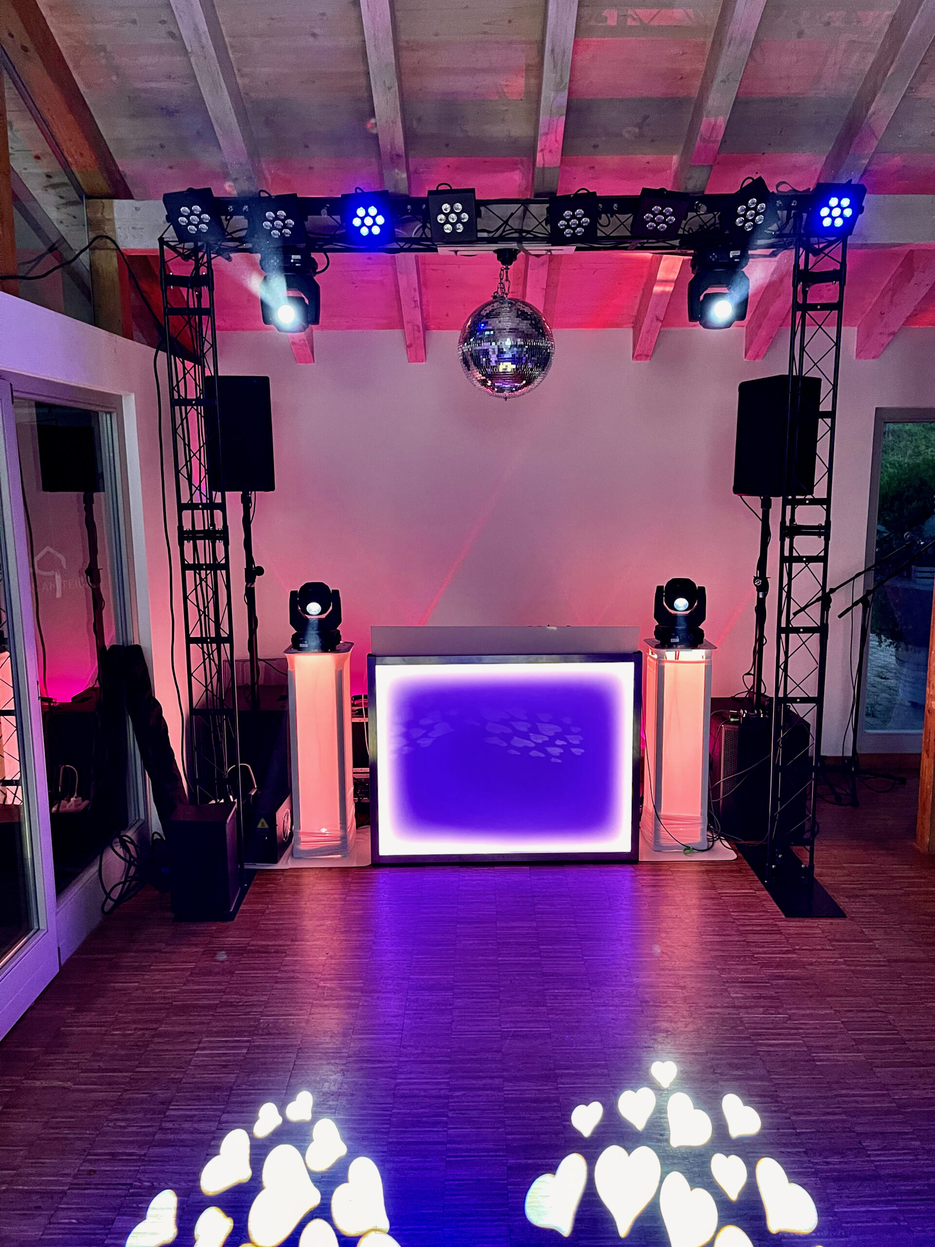 Traverse mit Spiegelkugel, 2 LED Bars, 2 oder 4 Moving Heads