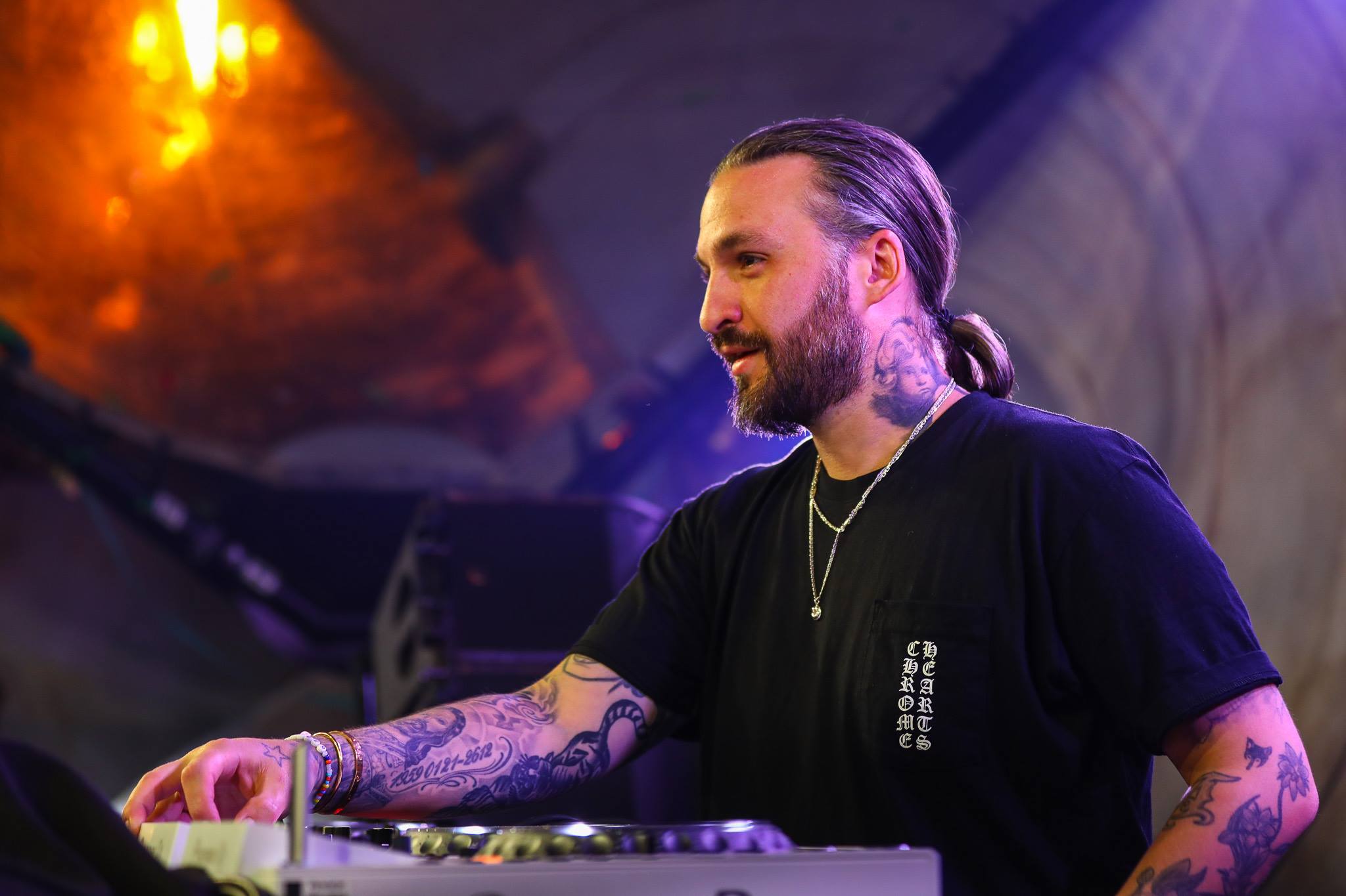 How to dj without headphones