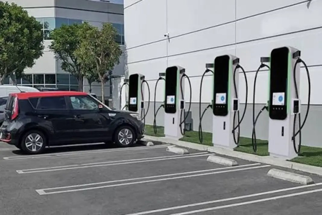 Delhi Set To Get 7 000 Public EV Charging Points By 2026 EV