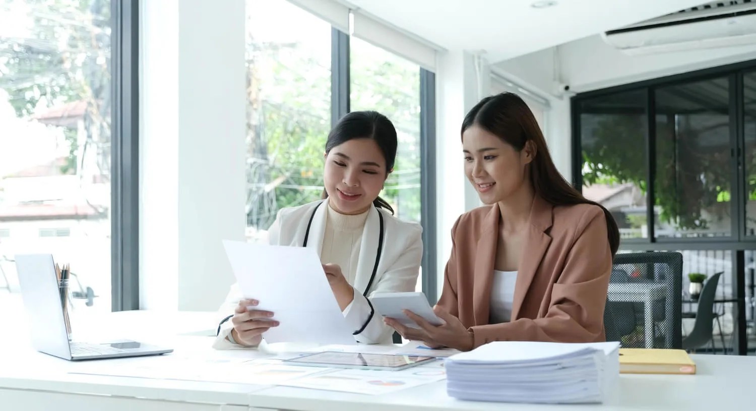 Writing Business Letters (BL) is an important skill for every professional in the business world. BL serves not only as a communication tool but also reflects the professionalism and integrity of your company. In this guide, we will explore the important steps in writing effective and captivating BLs, as well as practical tips to enhance the success of your business communication.