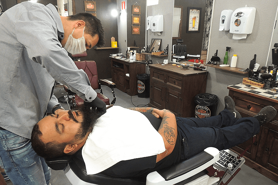 Barbearia e estúdio de tatuagem juntos para motoqueiros Espaco De Customizacao De Motos Agrega Barbearia Estudio De Tatuagem Loja E Bar Para Criar Estilo De Vida Olhar Conceito