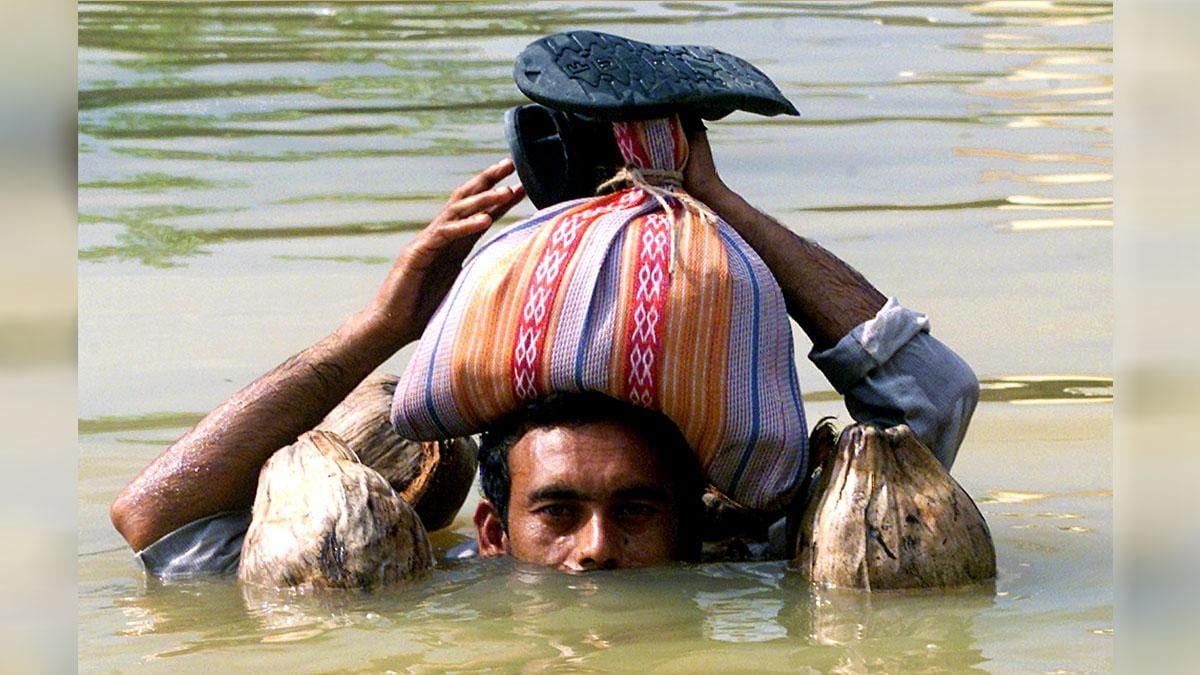 The situation in Konkan and Maharashtra is deteriorating due to the rains of South Monsoon. So far more than 100 people have died due to rain in Maharashtra, while in Goa also the rain is creating a ruckus. Flood-like situation has arisen in many areas of Goa due to continuous rain for five days. There has been a water logging situation at various places. At the same time, rain water has entered the houses in low-lying areas. 1 person died due to rain. More than 1000 houses have been damaged due to the floods. Hundreds of people have been sent to safer places. Chief Minister Pramod Sawant took stock of the situation worsened by the rains and floods. Chief Minister Sawant visited the flood affected area of ​​Bicholim taluka and announced all possible help to the people. The Chief Minister said that arrangements have been made for the flood victims in all the government schools. From their food and drink, medicines are being arranged. He said that relief and rescue operations are going on in full swing in the flood-affected areas.