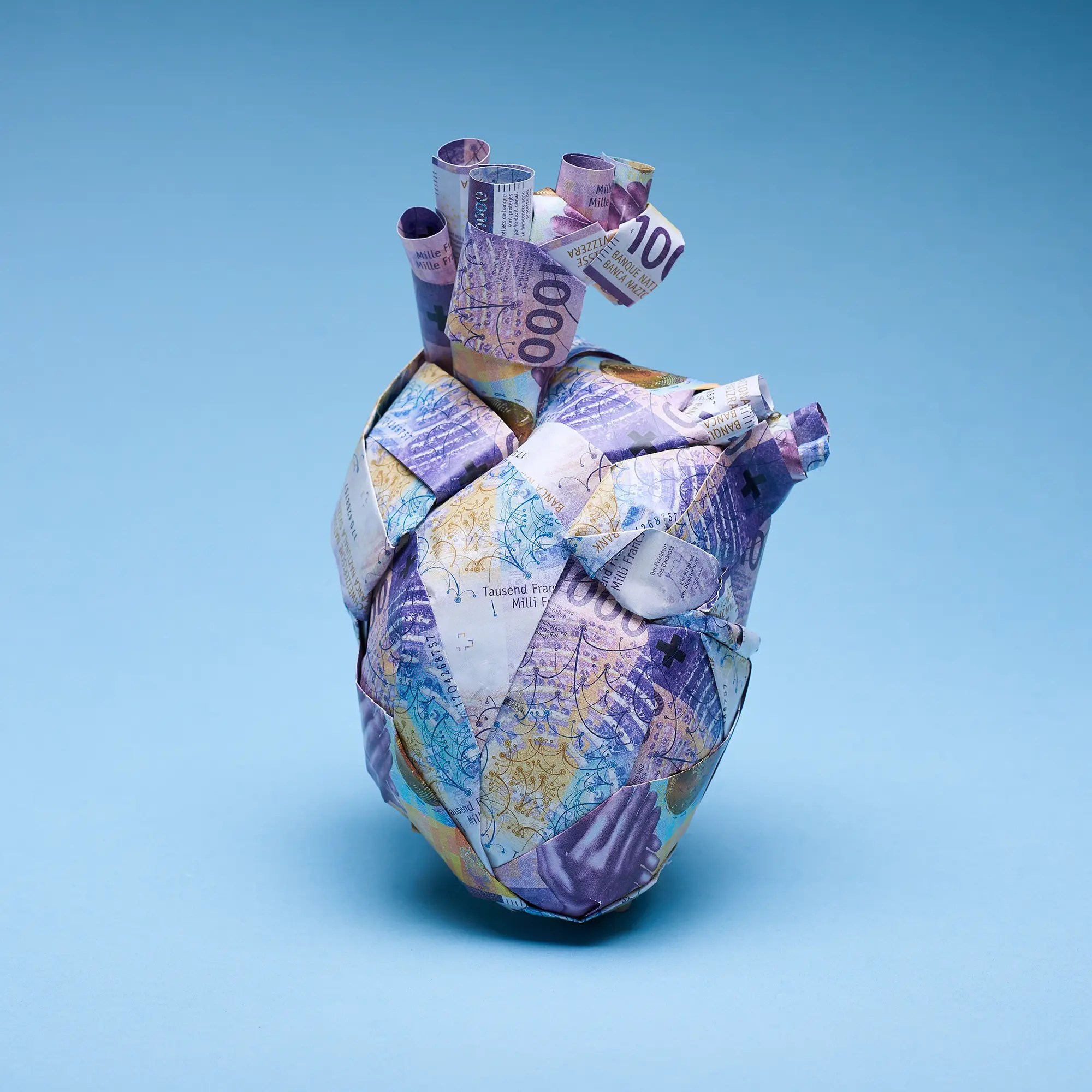 Ein anatomisch korrektes, dreidimensionales Herzmodell, komplett gefaltet aus 1000-Franken-Scheinen (Spielgeld). Objektkunst von Andrea Klaiber