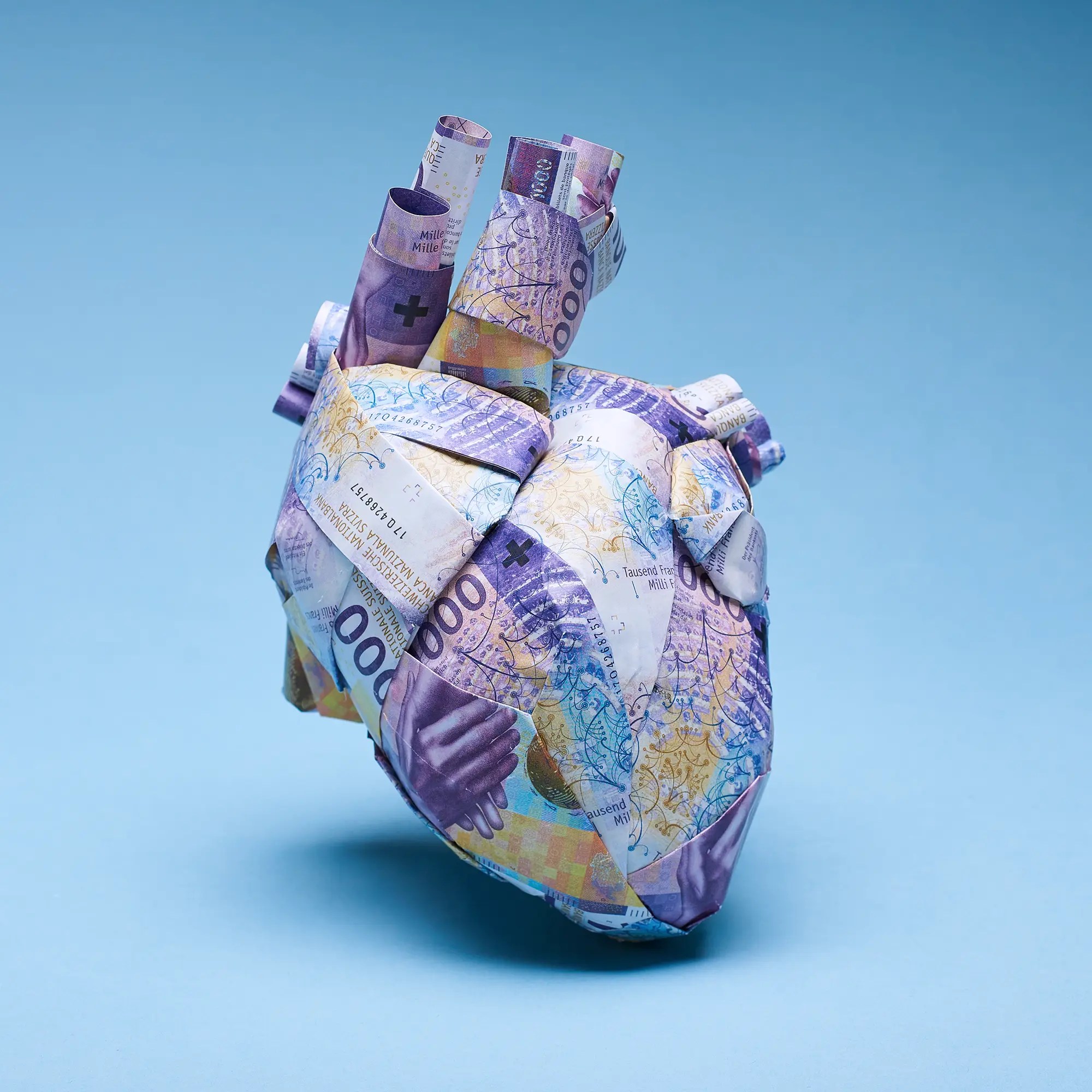 Ein anatomisch korrektes, dreidimensionales Herzmodell, komplett gefaltet aus 1000-Franken-Scheinen (Spielgeld). Objektkunst von Andrea Klaiber